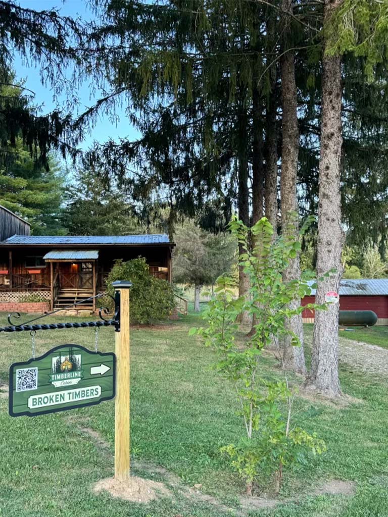 Peaceful Pines Lodge sign