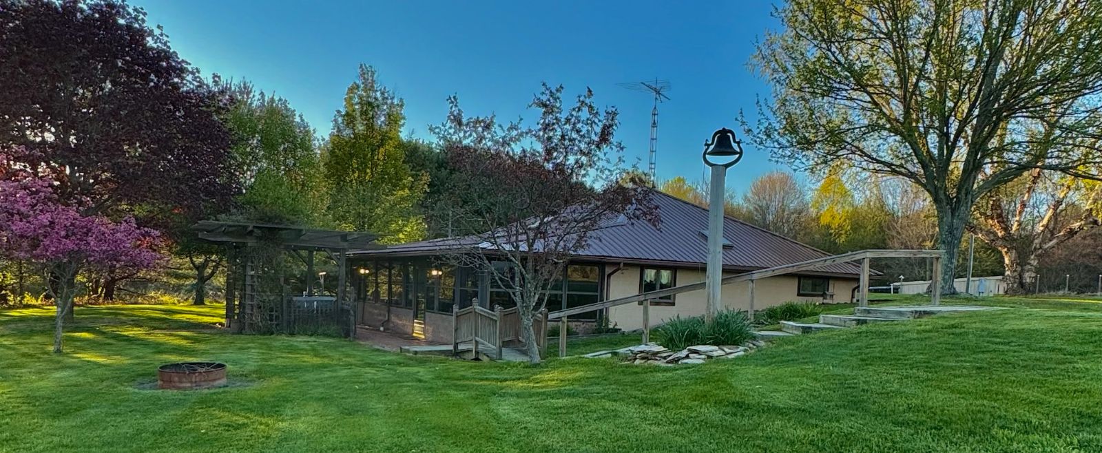 Hillside Hideaway Lodge with its sunroom and lawn in spring