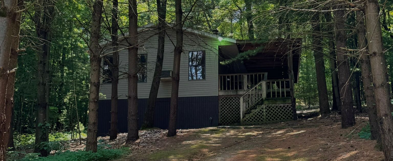 Wildwood Cottage in its wooded setting near Salt Fork Lake